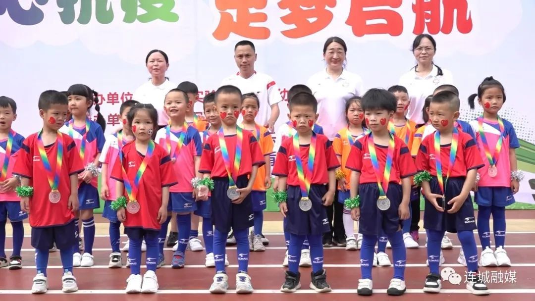 足球萌宝踢球,萌宝足球比赛