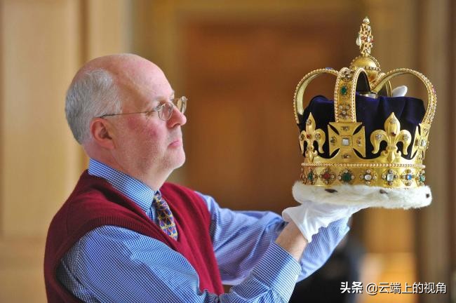 英国世代相传的登基皇冠只有一顶,王室如何做到男女通用的?