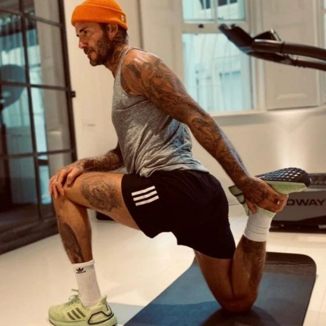 贝克汉姆和李金羽比颠球,贝克汉姆15分钟颠球