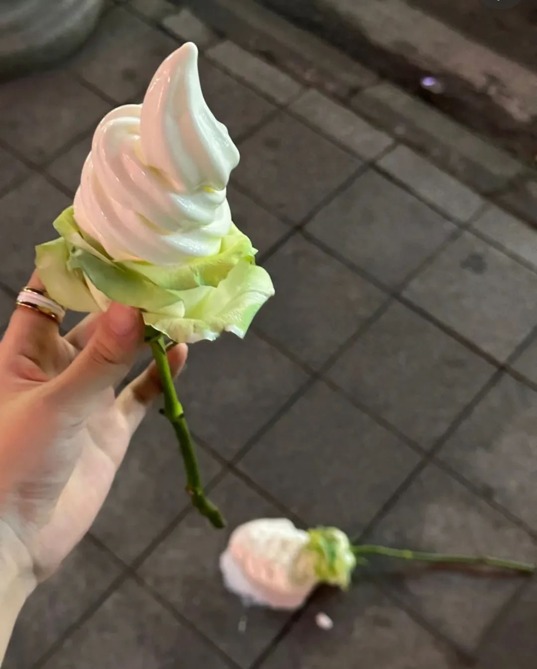 离谱到全网开骂的“玫瑰冰淇淋”事件：新型智商税，又来祸害人了