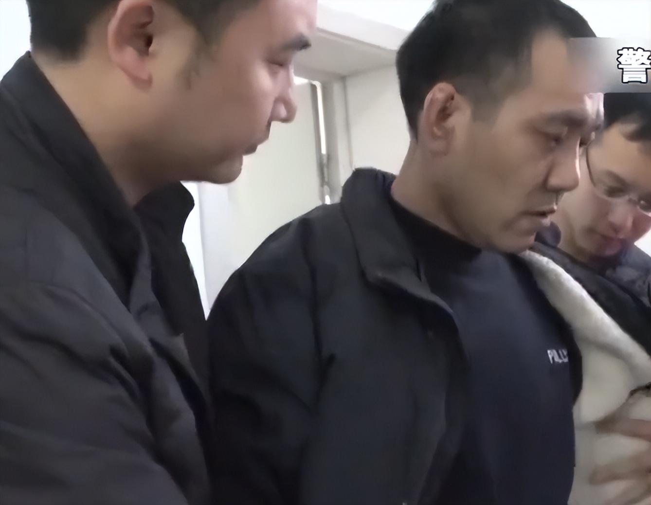 神秘男子一天买几万彩票中了不领,传奇故事神秘男子每天买上万彩票