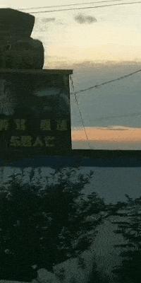 妹子的皮裤穿的真紧，有人知道妹子皮裤上的包怎么回事么，哈哈