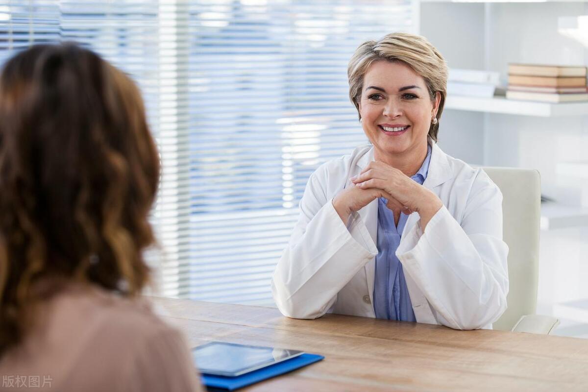 女裤每天湿湿的而且有异味是为啥,女性女裤有黄渍正常吗