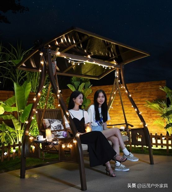 庭院秋千旁边放什么,庭院里秋千