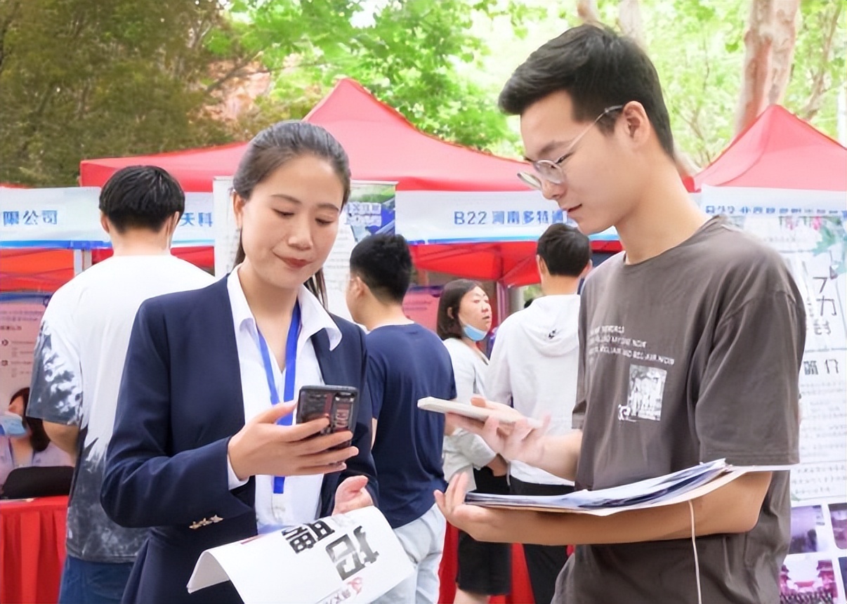应届大学生就业别错过校招和社招,踩坑后才明白校招社招