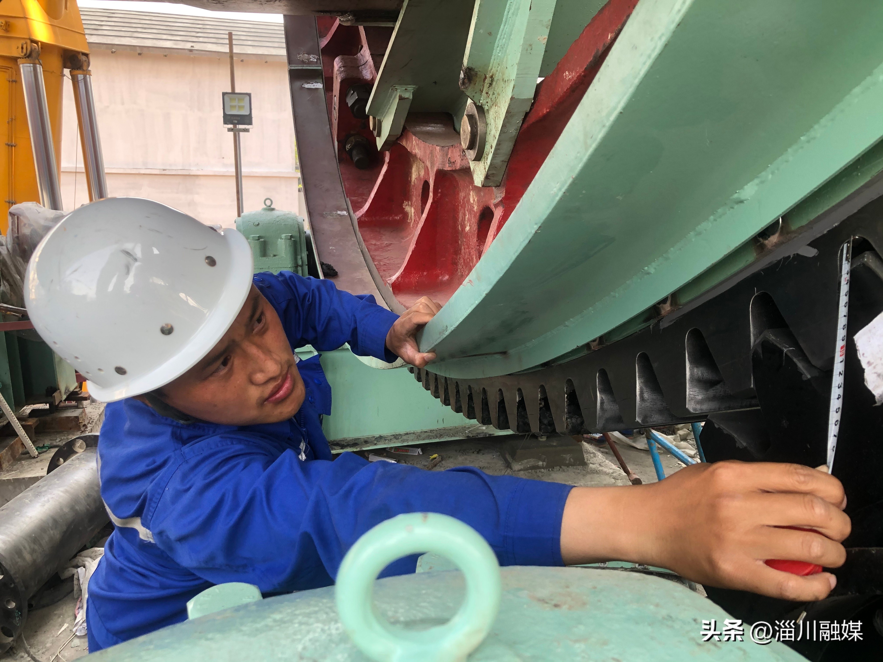 喜迎*党**的二十大｜|穿梭在技改一线的“闪电侠”——记山东重山集团鲁中水泥生产技术部咸金桥