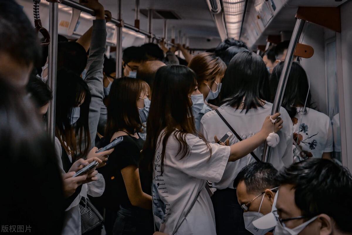 女子反映地铁上遭男子掏*体下**猥亵！工作人员：接到求助！