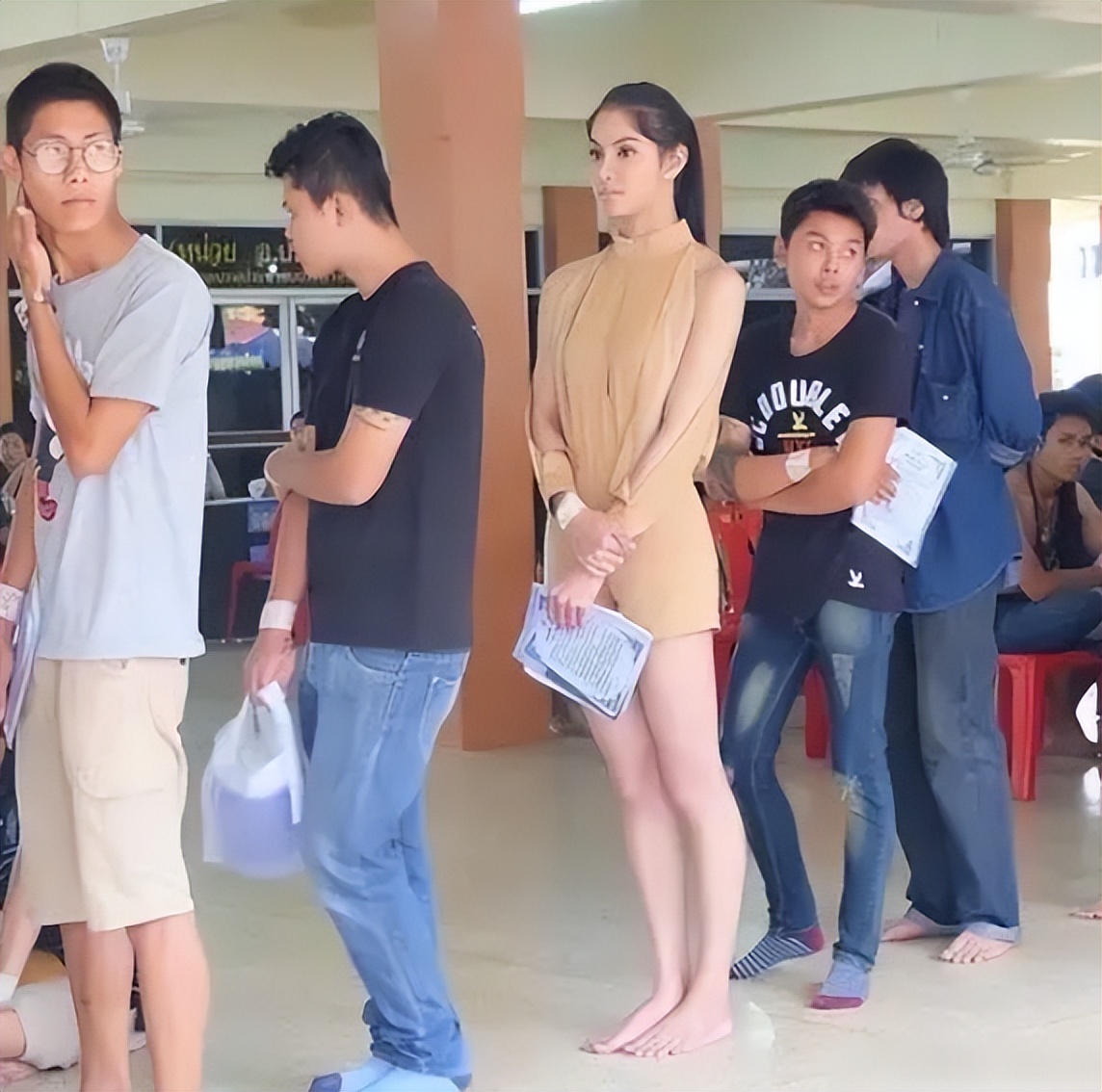 看起来光鲜亮丽的泰国人妖有多惨？三十岁就变老，很难活过四十岁