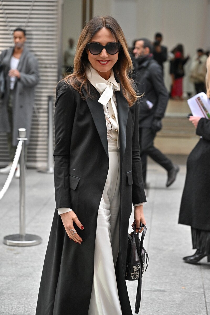 艾尔莎-齐鲁斯坦黑色西装大衣+白色衬衣+阔腿裤时尚迷人