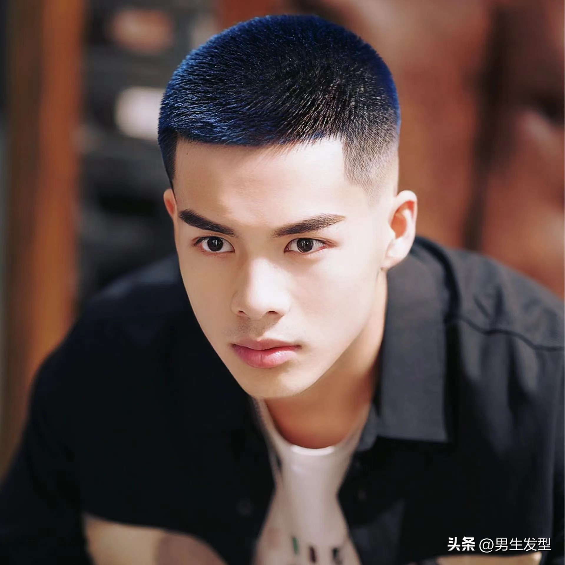 适合男生秋天留的发型,男生好看的秋天发型