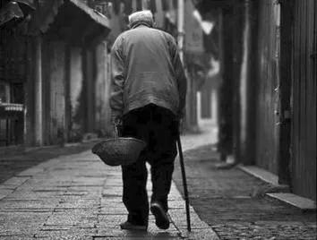 多想拉住父母的手,爸爸我多想再牵你的手作文