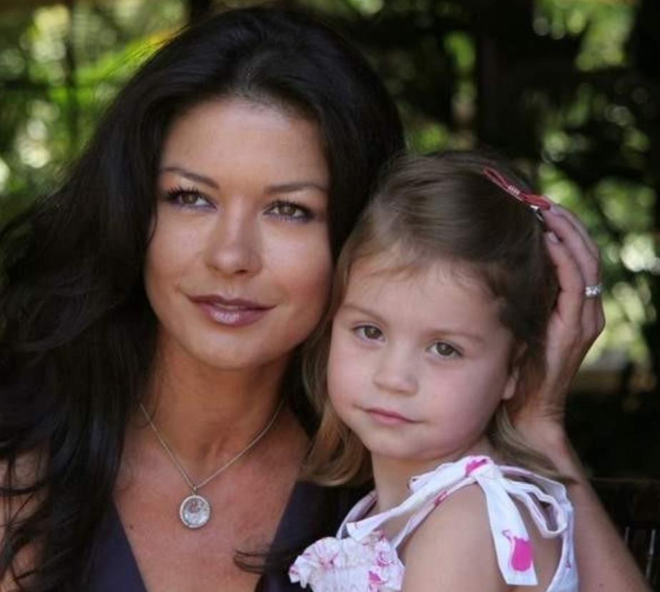 泽塔琼斯：和大25岁老公像同龄人，女儿没她漂亮，儿子遗传高颜值