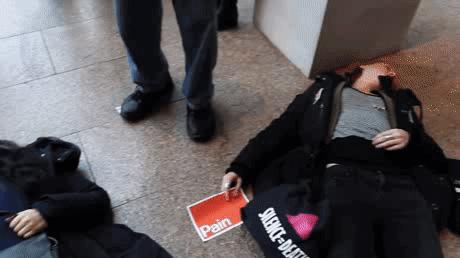 50万人死去！在美国这个丑闻前，财阀仅用60亿美元就获得“和解”