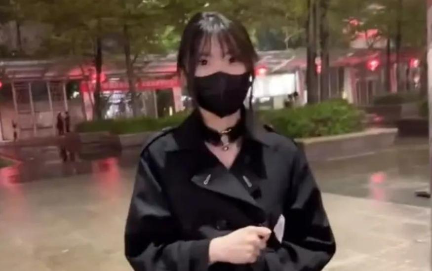 00后网红周某娜身穿黑丝，街头摆拍不雅照，男友居然也参与其中!