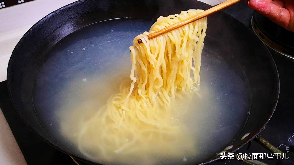 天价面老板亲自拌面,高价面条