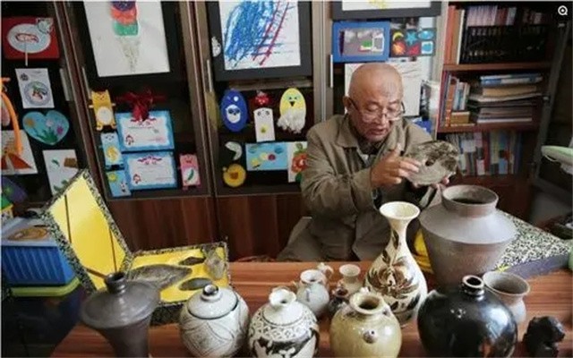 七旬老人50年收藏千万,老人痴迷古玩