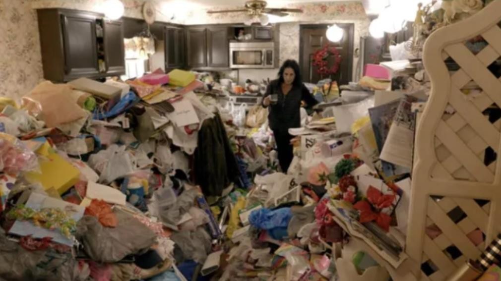 精英高管死于37㎡的独居房：妻儿移民后，他和5吨垃圾生活了20年