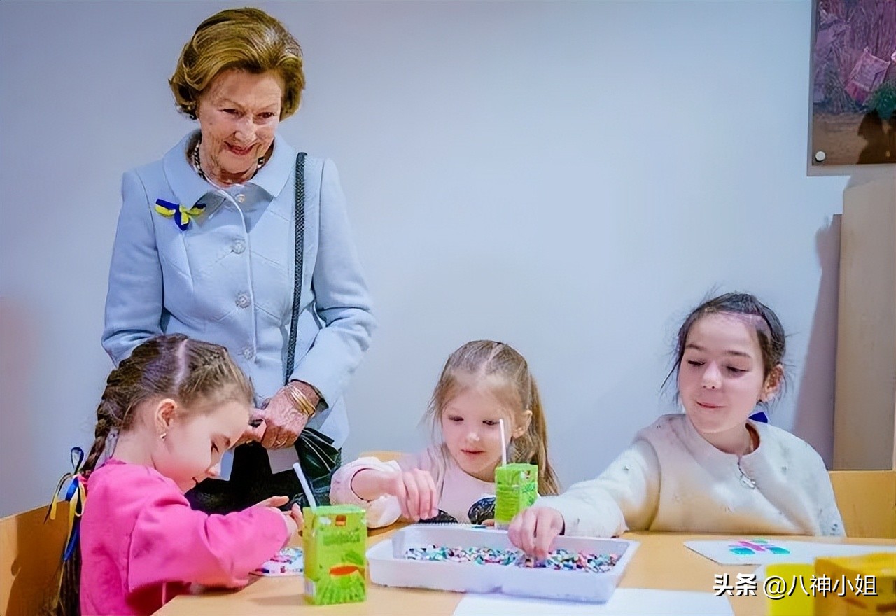 85岁平民王后替夫出席公务，大牌不断，婚姻竟然是欧洲最美满的？