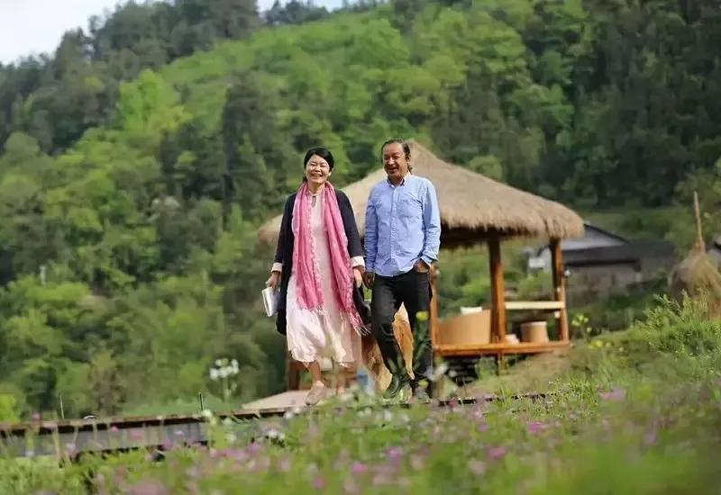 神仙眷侣辞掉高薪工作，爆改废弃山谷，悬崖高空造无边恒温泡池