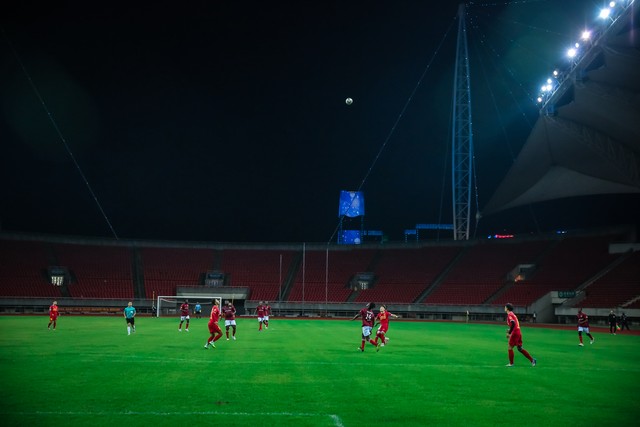 球迷遇见梅西激动场面,球迷冲进球场拥抱梅西最新消息