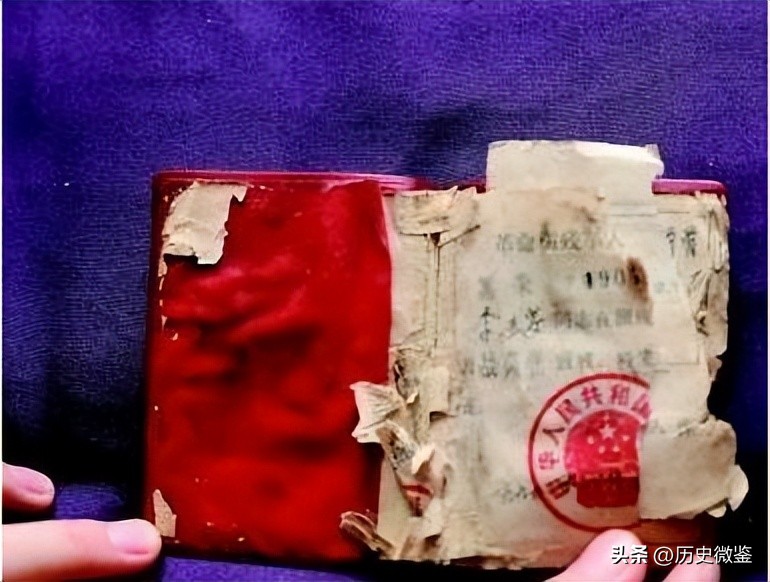 1990年，老农因儿子参军落选，拿出小学课本说：里面的烈士包括我