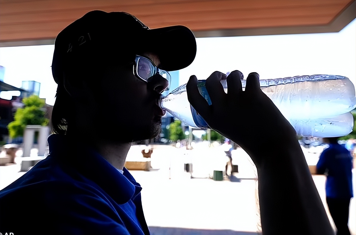 120°F↗（48摄氏度）各州拉响最高警报！所有人不要出门！