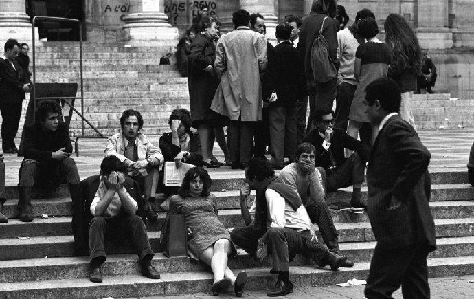 女子穿日军军服拍照被抓,女子身着日本侵华军装露脸