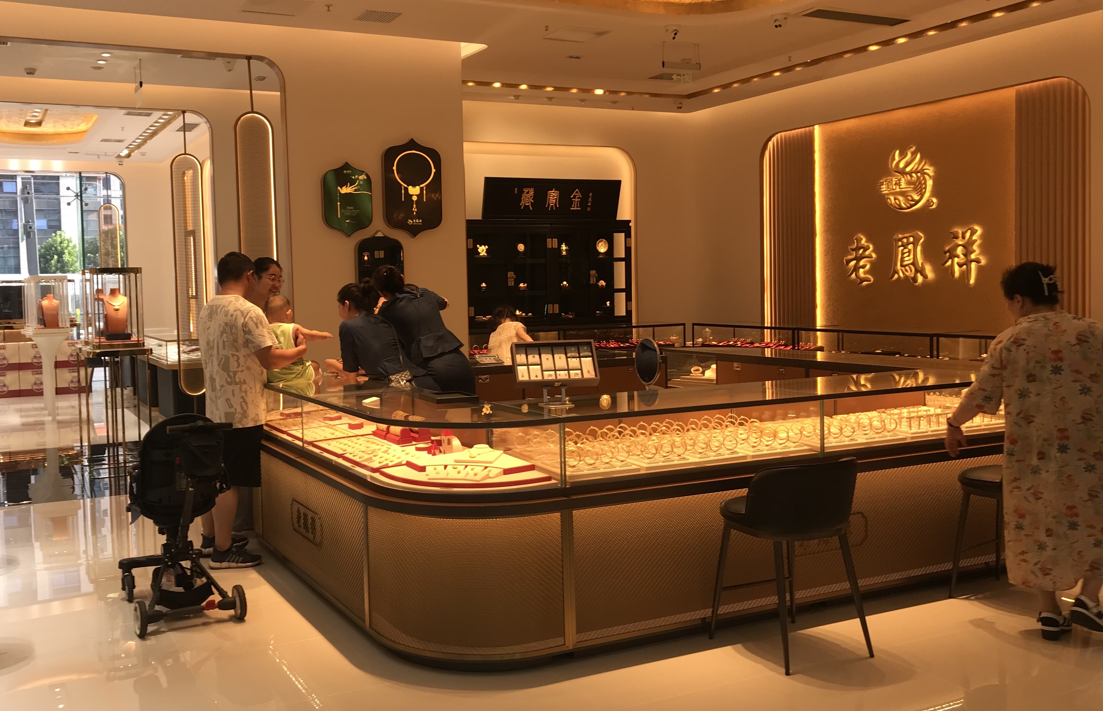 年轻人争相买金现象,年轻人淘金热成春节消费亮点