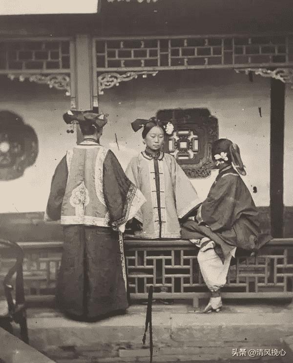 二战女德军士兵照片,老照片二战后悲惨的法国女性