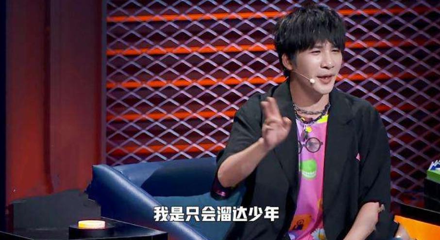 昔日爆红组合街头卖唱,曾经红极一时现在却卖唱的歌手