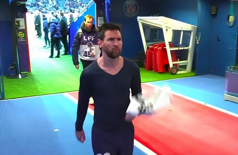 又一张彰显球王风范的好照片诞生了！比那张“君临天下”更霸气