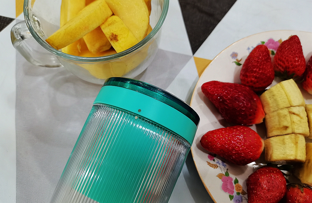 摩飞便携榨汁杯榨橙汁,摩飞便携式榨汁杯怎么用