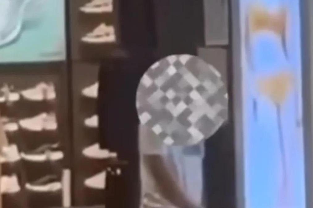 男子商场亲吻模特,男子亲吻店员