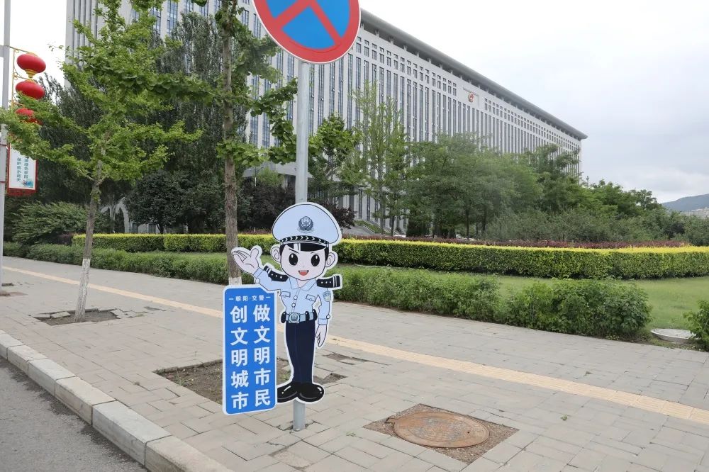 萌翻了！辽宁朝阳卡通交警“上岗”执勤，24小时助力文明交通！
