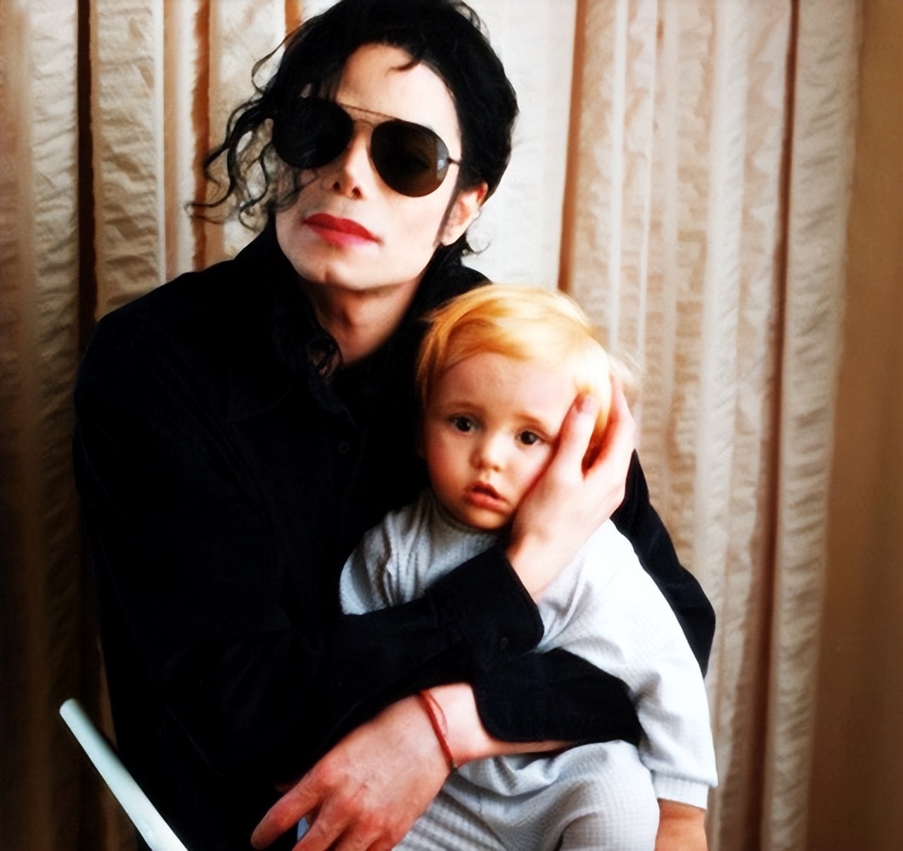 2009年杰克逊去世：长子遗传白癜风，女儿14岁被侵犯，幼子最像他