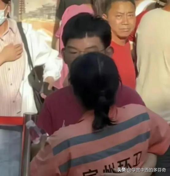 最美环卫工妈妈的儿子考了多少分,最美妈妈环卫工儿子上什么大学