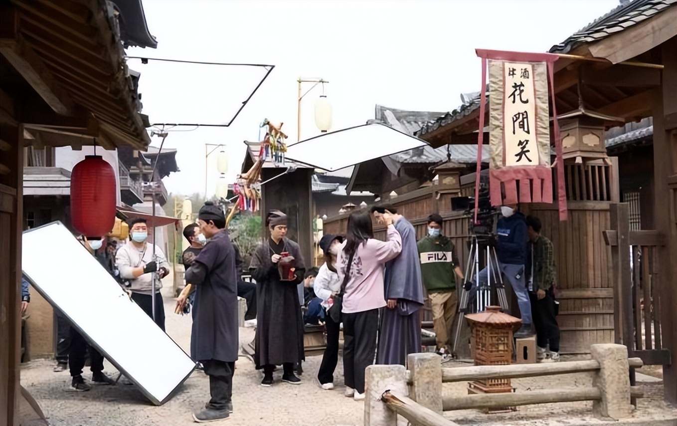 把戏子捧上天，四年赔光63亿，华谊兄弟大裁员背后，是娱圈的悲哀