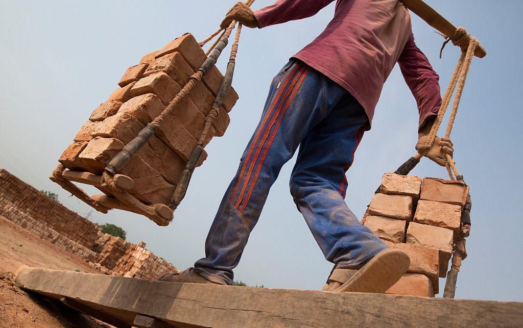 小学读到大学毕业要花多少钱,读大学却只有三四千工资