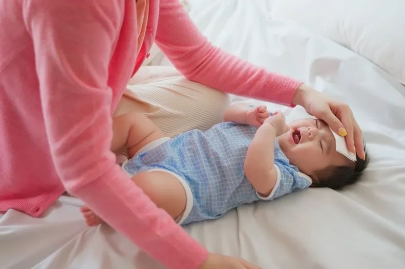 小孩熟睡发烧39度要叫醒喂药,宝宝发烧38.5睡着了用叫醒喂药吗