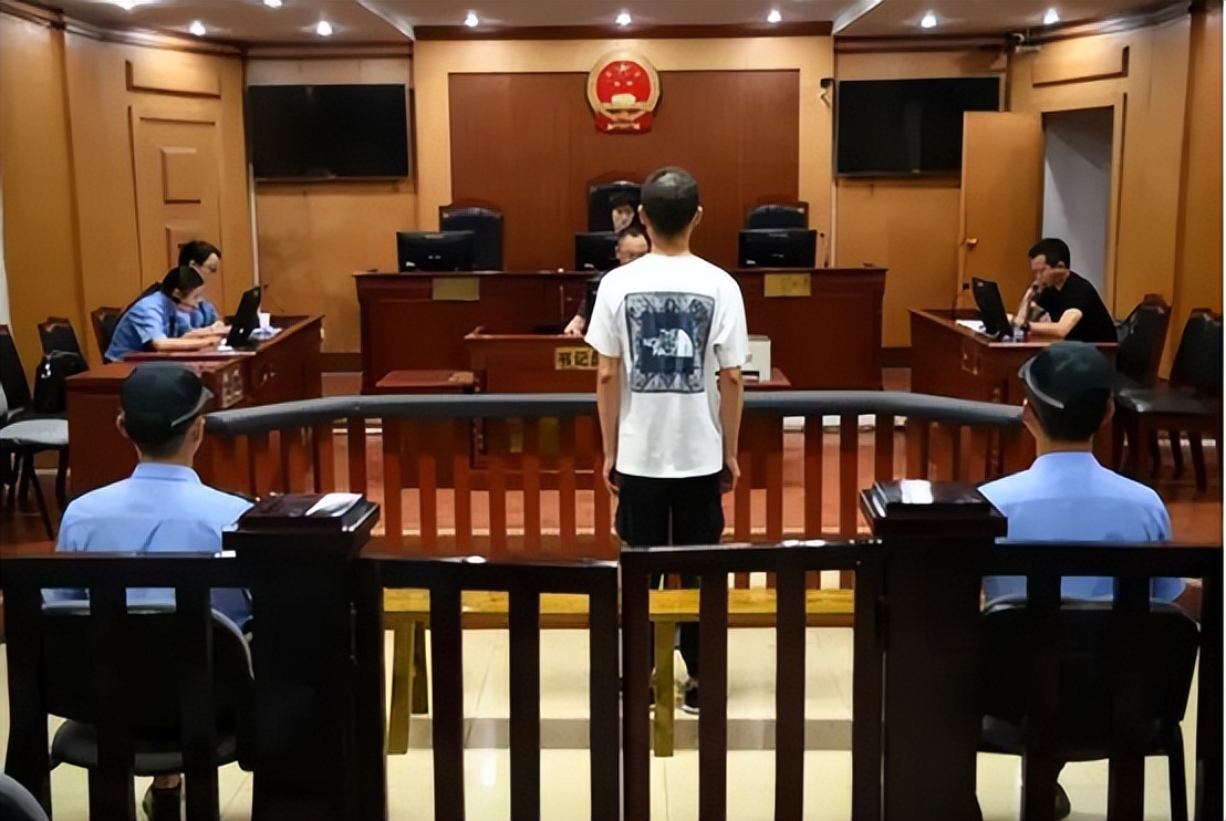 惊爆！大学毕业生公交车上猥亵女童，说考研失败背后的刺激追求！