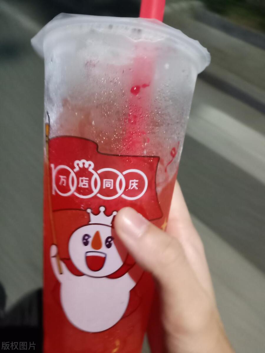 蜜雪冰城回应饮料有蟑螂,蜜雪冰城奶茶里出现蟑螂