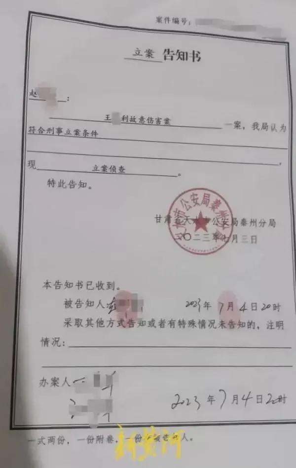后妈把小孩按在地上暴打,后妈狠心用烟头弄孩子手上痛哭
