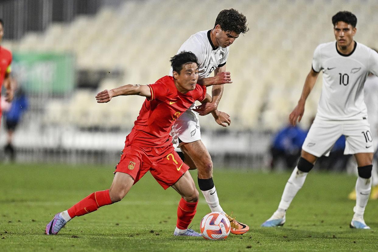 国足武磊单刀赴会错失良机,国足武磊单刀错过世界杯