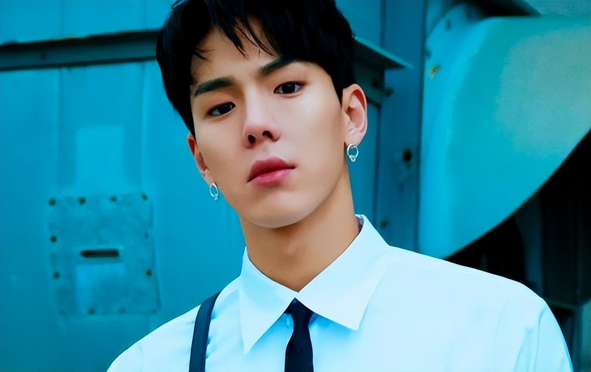 JYP新团出道即受关注，成员雪允因颜值出圈，却被指不尊重粉丝？