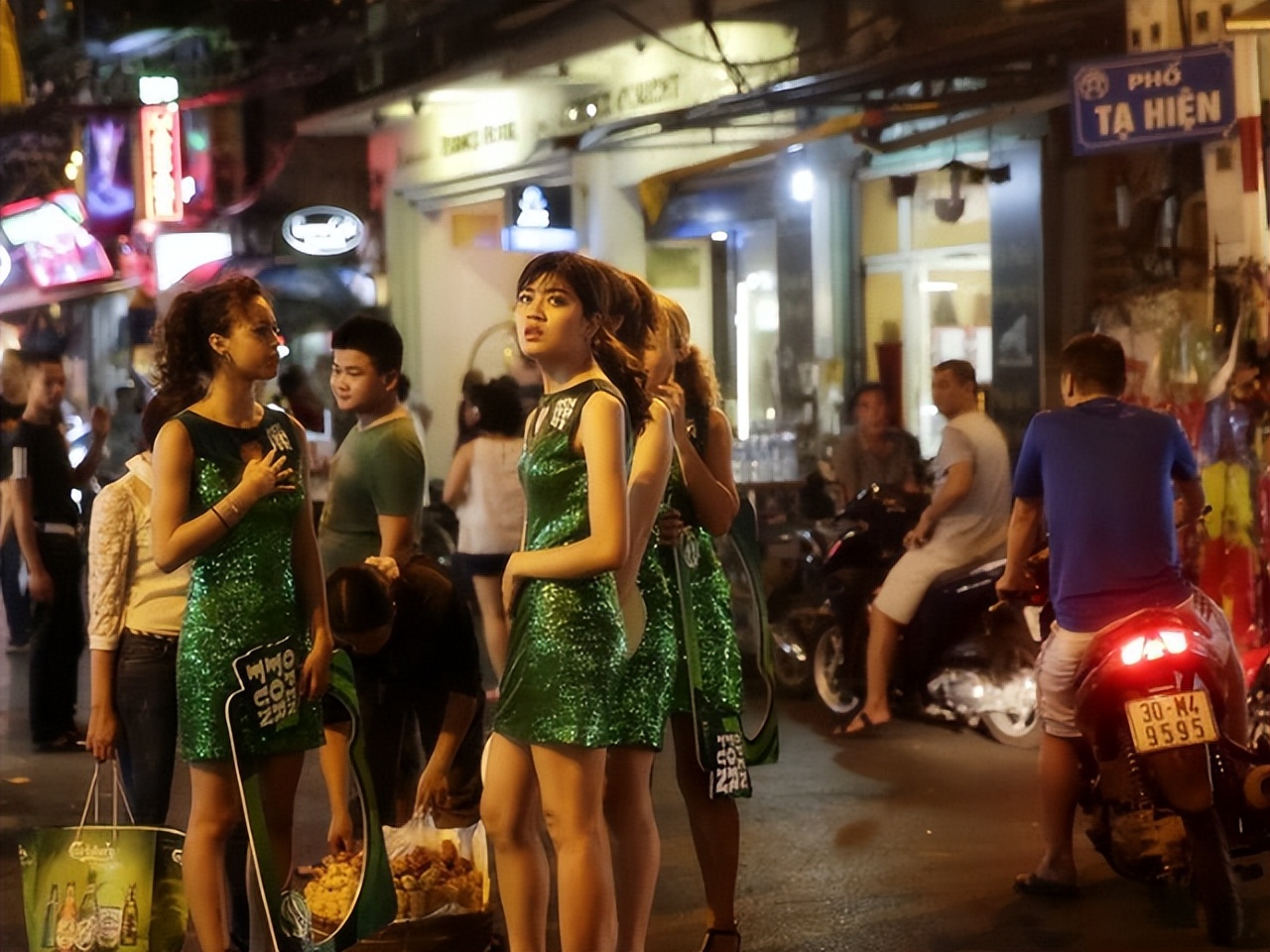 越南女人在中越边境摆摊,越南边境女商贩