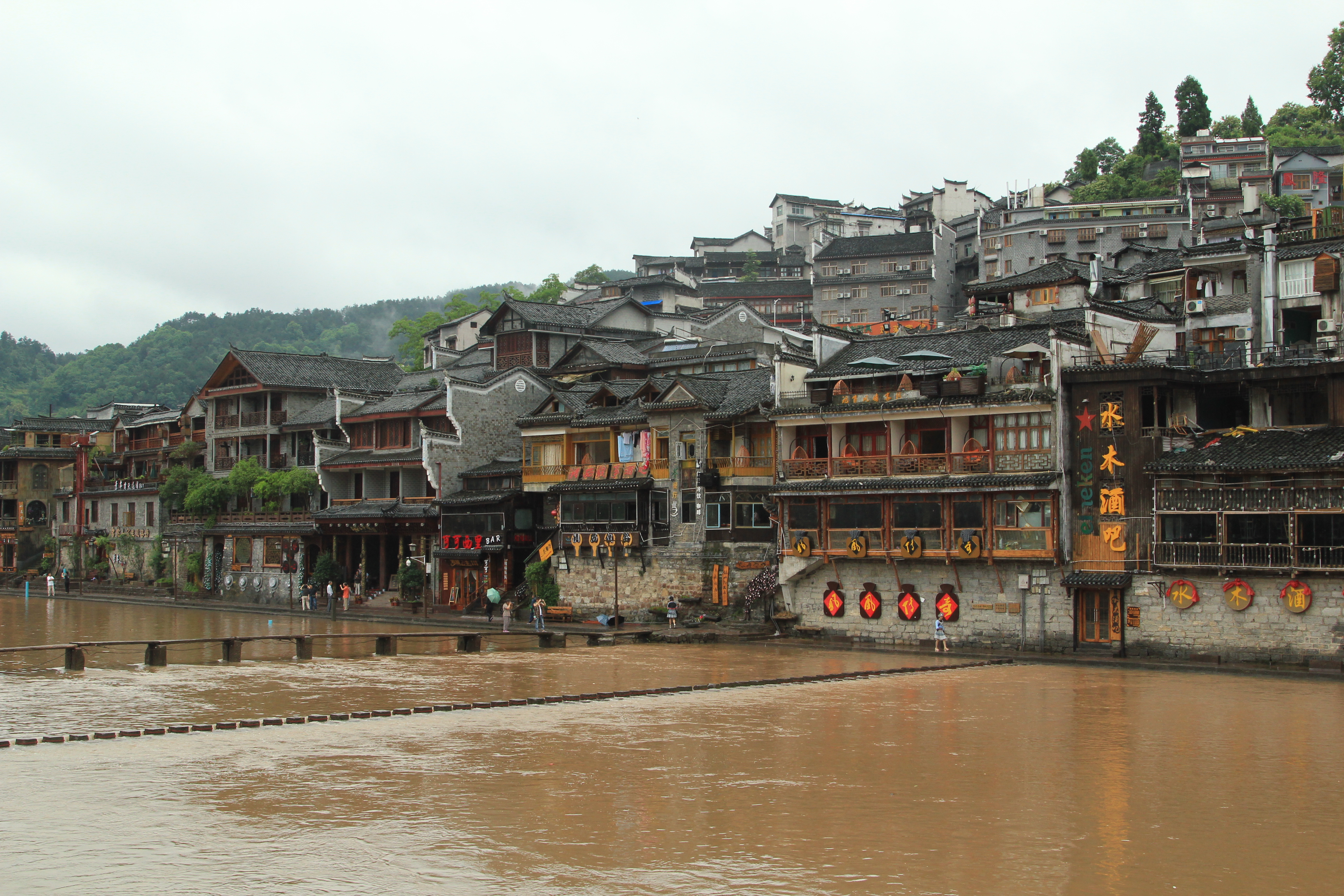 边城和凤凰古城哪个好玩,中国最美古城凤凰古城视频
