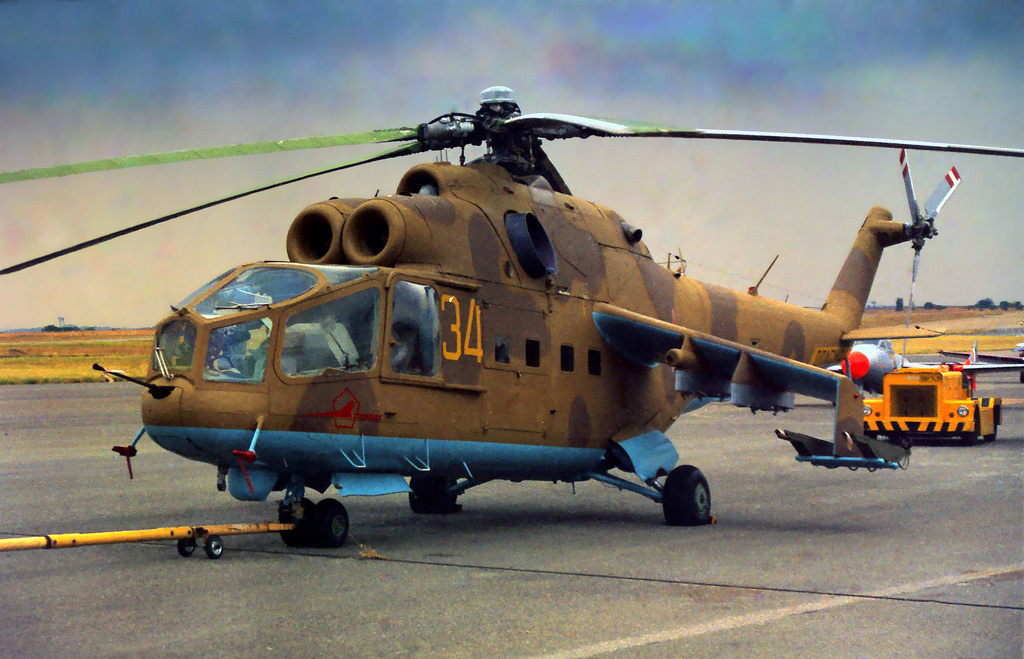 ah1武装直升机最新型,ah1z和阿帕奇武装直升机哪个好