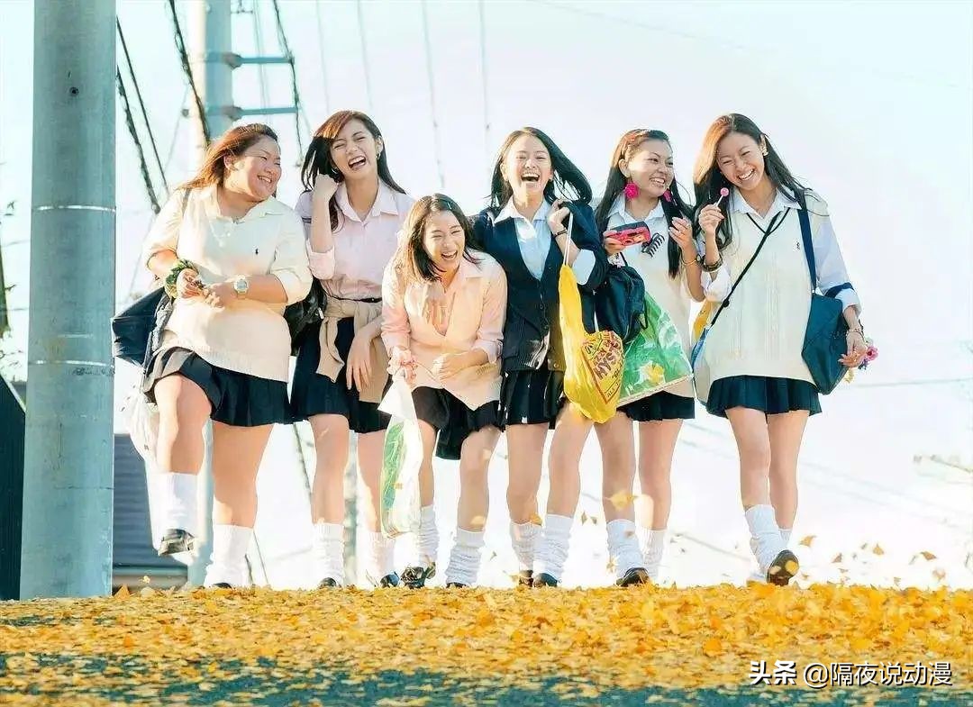 时隔20年，日本00后又再度穿起“泡泡袜”！它曾是涩谷辣妹的最爱