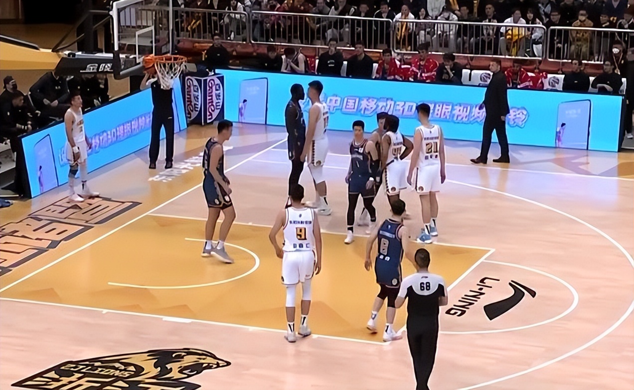 西热力江场边骂裁判原视频,许钟豪犯规裁判