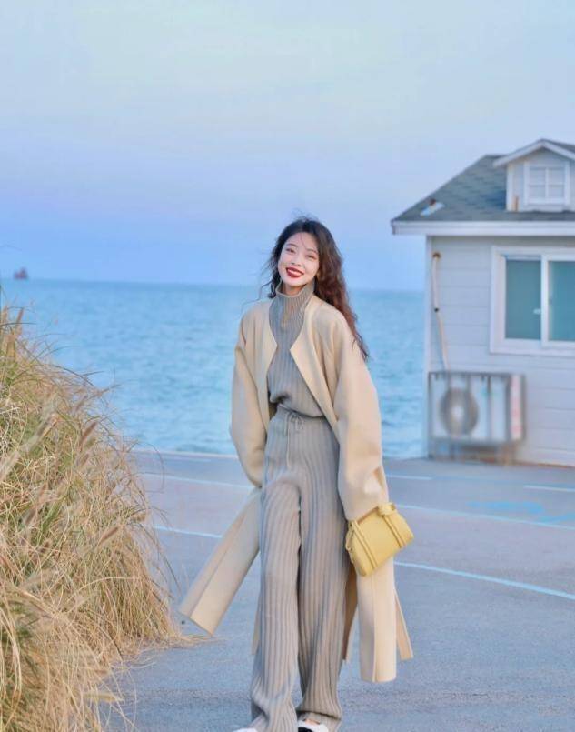 今年流行裤子不皱有垂感,今年裤子流行红色吗